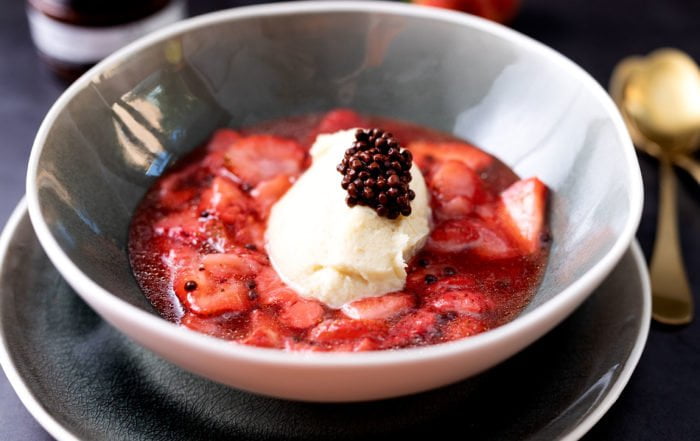 fresas a la plancha con sal esferificada de chocolate milenia