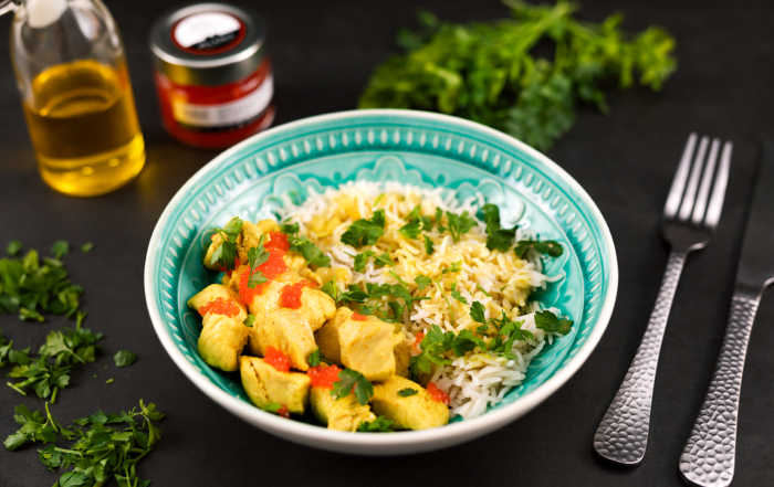 pollo al curry con esferificaciones de sal picante milenia