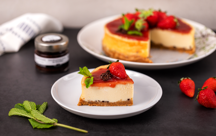 tarta queso y fresa con esferificaciones de chocolate milenia