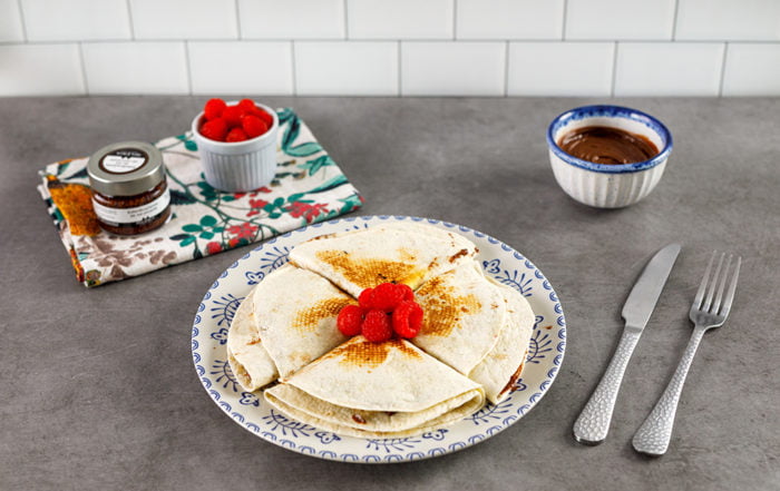 quesadillas de chocolate, frambuesas y esferificaciones de sal de chocolate milenia
