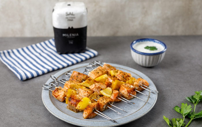 brochetas salmon con salsa de yogur