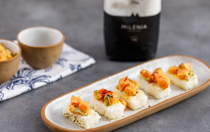 arroz crujiente con salmon y sal de fina milenia